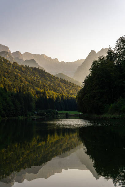 zugspitze, baviera, germania - zugspitze mountain lake autumn germany foto e immagini stock