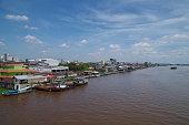 blick-auf-den-fluss-in-pontianak.jpg?b=1&s=170x170&k=20&c=NVVVWkt0Gta15AmV2qTPXVVGnR4VU75bbPMQNYec2LE=