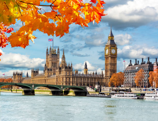 秋の国会議事堂とウェストミンスター橋を備えたビッグベンタワー、ロンドン、英国 - london england skyline big ben orange ストックフォトと画像