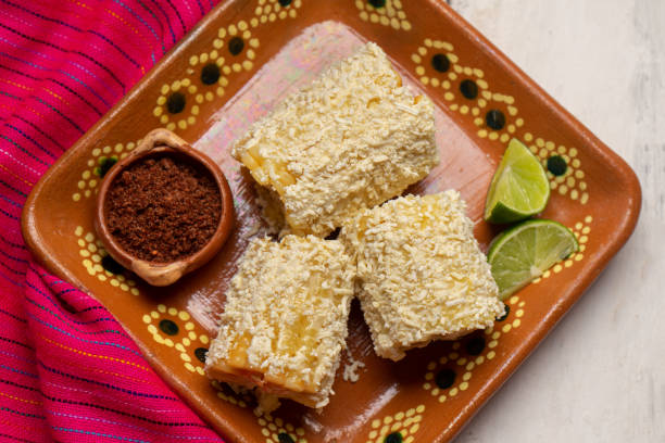 milho mexicano na espiga também chamado elotes com queijo e maionese no fundo branco - corn on the cob corn cooked boiled - fotografias e filmes do acervo