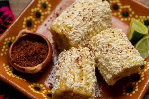 milho mexicano na espiga também chamado elotes com queijo e maionese no fundo de madeira - corn fruit vegetable corn on the cob - fotografias e filmes do acervo