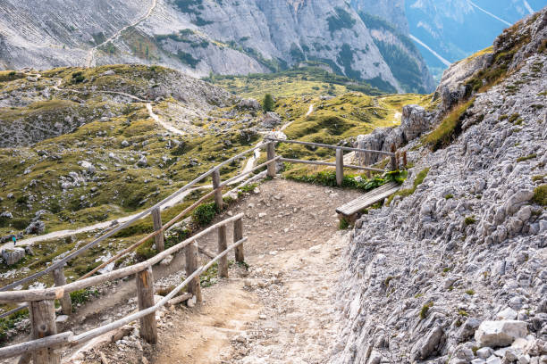 夏のアルプスのフェンスで囲められた高い山道 - country road fence road dolomites ストックフォトと画像