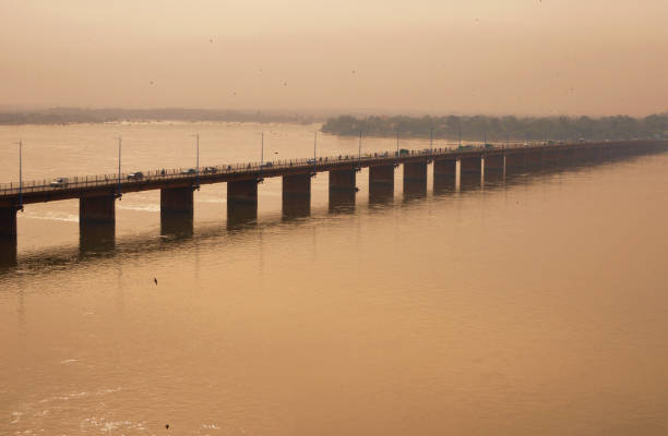 Niger River - Martyrs Bridge, Bamako, Mali Bamako, Mali: Niger River - Martyrs Bridge - also known as Badalabougou bridge, connects Avenue Fleuve in the north and Avenue de l'Unite Africain in the south. The Niger is after the Nile and the Congo with 4184 kilometers, the third-longest of Africa It flows in a semicircle through five states: from its source in the mountains of Guinea, it flows through Mali, southern Niger, along the border of Benin and finally through  Nigeria, where the Niger Delta flows into the Gulf of Guinea . Mali stock pictures, royalty-free photos & images