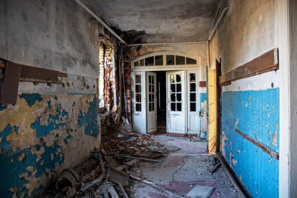istock Doorway with beautiful doors in an old abandoned building 1276687212
