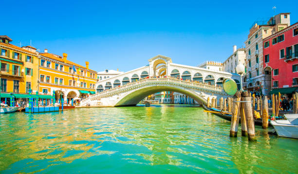 rialto bridge and grand canal in venice, italy - venice italy rialto bridge tourist architecture imagens e fotografias de stock