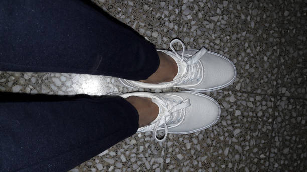une paire de chaussures blanches avec des lacets assortis - travel buckle part of on top of photos et images de collection