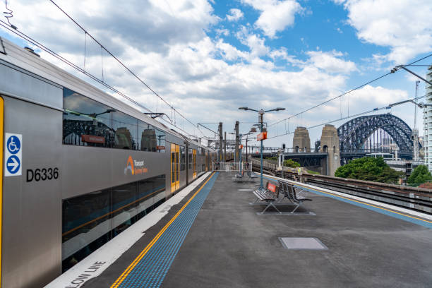 milsons point station, sydney, australie - milsons point photos et images de collection