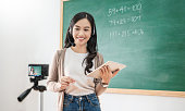 portr%C3%A4t-der-asiatischen-l%C3%A4cheln-frau-live-unterricht-auf-video-kamera-influencer-lehrer.jpg?b=1&s=170x170&k=20&c=hMF8L-K3DWBtGt9t0iEsrVdX-16r4ylMD9lpIOlD2zE=