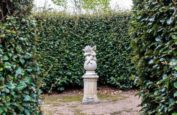 statue sculptée de pierre d’un ange de chéri avec des ailes - statue angel marble white photos et images de collection