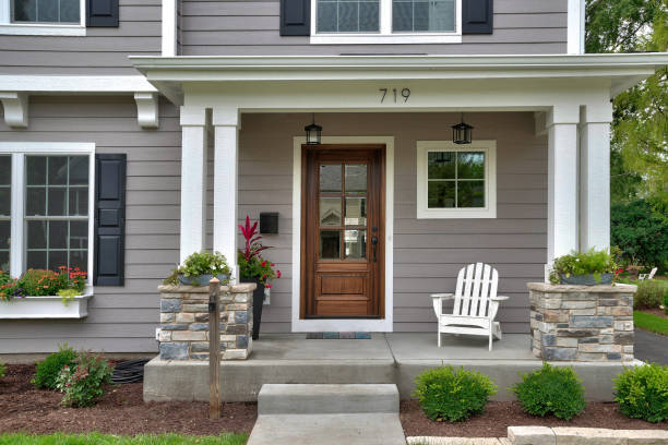 완벽한 조경 마당을 갖춘 새로운 투어 홈 - door facade house front view 뉴스 사진 이미지