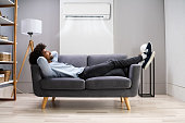 klimaanlage-im-wohnzimmer-zu-hause.jpg?b=1&s=170x170&k=20&c=spVR6AURGTRAfzpt20-9fv5pNB4JDhsmszVJa8a4VGg=