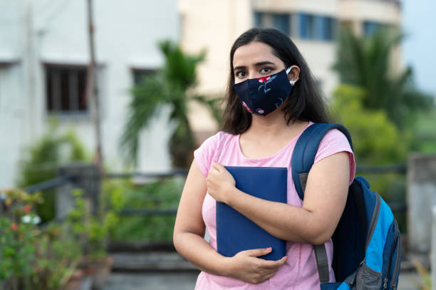 estudiante universitario o universitario que usa máscara protectora en un campus - teenage girls pretty smile looking at camera waist up fotografías e imágenes de stock