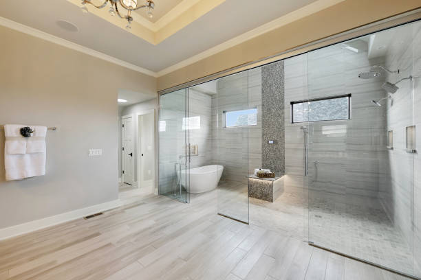gran espacio acristalado con bañera y ducha en uno - bathroom shower glass contemporary fotografías e imágenes de stock