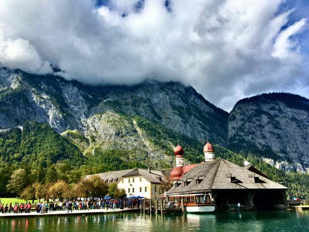 The Königssee is a natural lake in the extreme southeast Berchtesgadener Land district of the German state of Bavaria, near the Austrian border. Most of the lake is within the Berchtesgaden National Park. el lago natural de la ciudad es un lago natural situado en el extremo sureste del distrito de berchtesgadener land del estado alemán de baviera, cerca de la frontera con austria. la mayor parte del lago se encuentra dentro del parque nacional de berchtesg