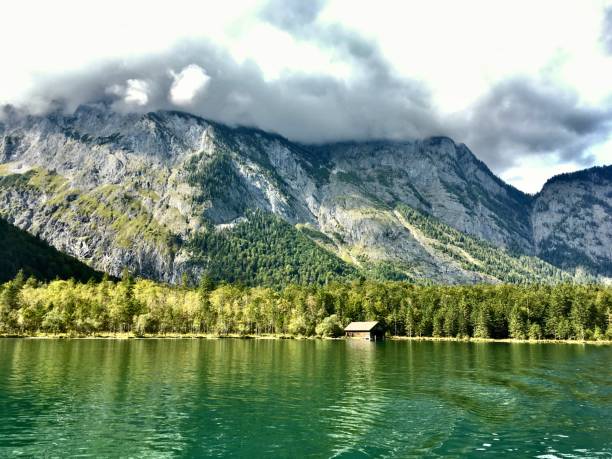 The Königssee is a natural lake in the extreme southeast Berchtesgadener Land district of the German state of Bavaria, near the Austrian border. Most of the lake is within the Berchtesgaden National Park. el lago natural de la ciudad es un lago natural situado en el extremo sureste del distrito de berchtesgadener land del estado alemán de baviera, cerca de la frontera con austria. la mayor parte del lago se encuentra dentro del parque nacional de berchtesg