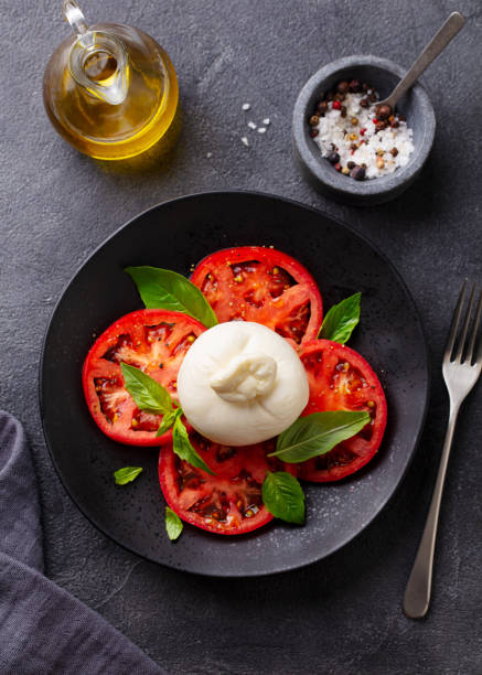 ensalada caprese con tomates, mozzarella, queso burrata y albahaca. fondo gris. vista superior. - caprese salad salad restaurant vinegar fotografías e imágenes de stock