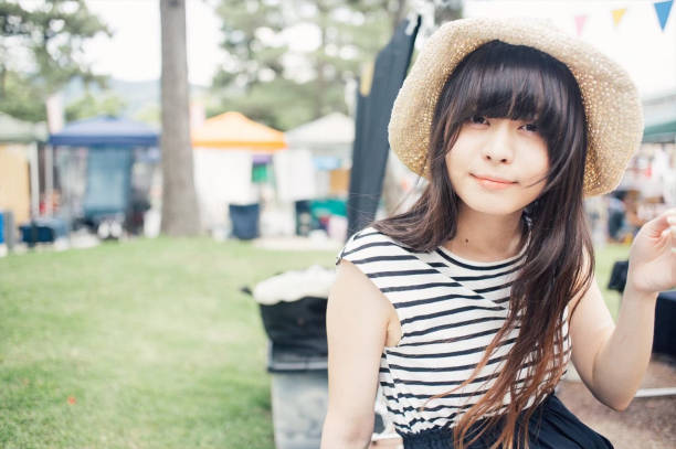 a woman with summer hat looking at the camera