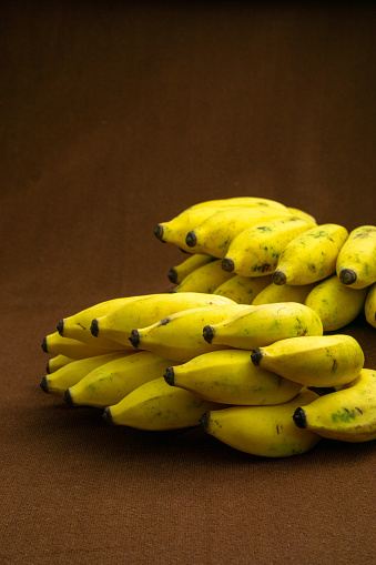 Dos racimos de fruta de plátano sobre un fondo mate photo