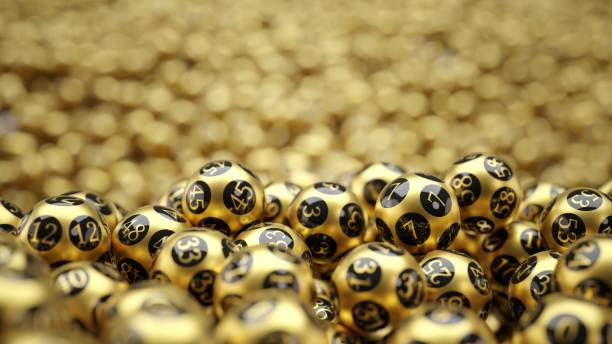 palle della lotteria d'oro coperto terreno con bokeh sullo sfondo. illustrazione 3d - lottery numbers foto e immagini stock