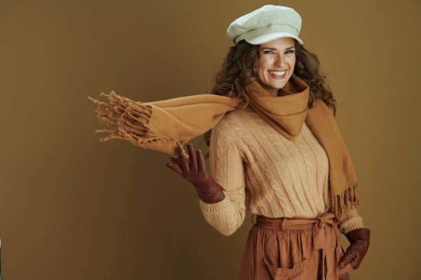 femme élégante heureuse dans le chandail sur le fond brun - pull cachemire femme photos et images de collection