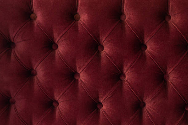 gesteppte velours geknöpft burgund rot farbe stoff wandmuster hintergrund. elegante vintage luxus sofa polsterung. innen plüsch kulisse - leather headboard stock-fotos und bilder