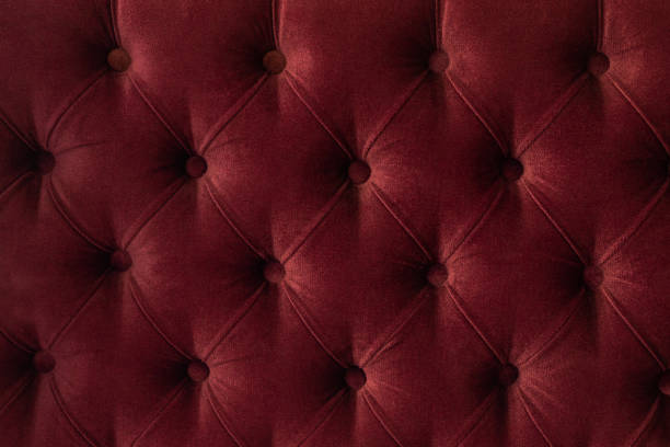 fond de mur de modèle de mur de tissu de couleur rouge de velours matelassé. élégant canapé de luxe vintage rembourrage. fond de peluche intérieur - velours photos et images de collection
