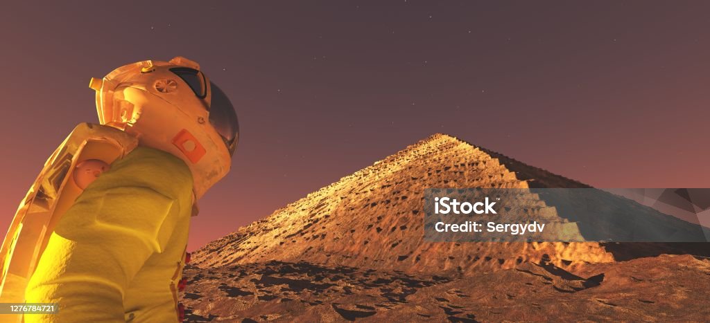 Пирамида на Марсе - Стоковые фото Марс - планета роялти-фри