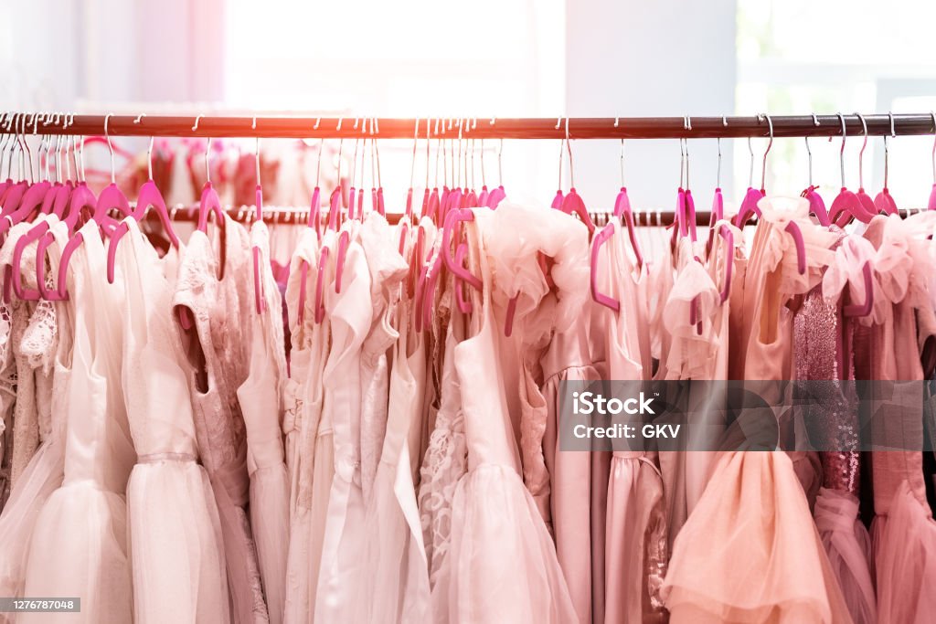 Rack Con Muchos Vestidos De Fiesta Hermosos Ropa En Perchas En La Sala De Exposición De Moda Femenina En El Interior Estudio De Alquiler De Vestidos De Niña Para Celebración Fiesta De Rack Con Muchos Vestidos De Fiesta Hermosos Ropa En Perchas En La Sala De Exposición De Moda Femenina En El Interior Estudio De Alquiler De Vestidos De Niña Para Celebración Fiesta De