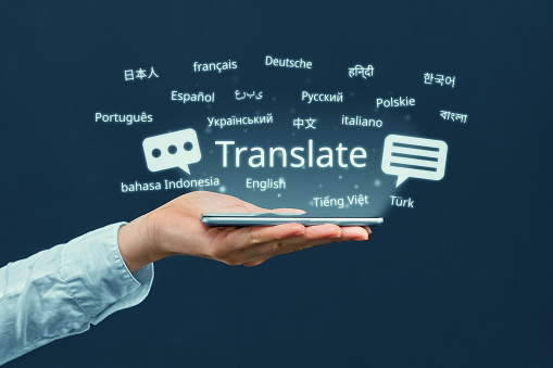 El concepto de un programa para traducir en un smartphone desde diferentes idiomas photo