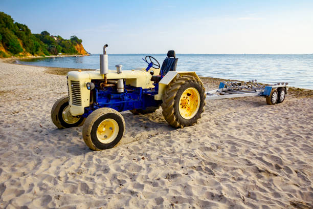 трактор с прицепом для транспортных катеров на песчаном пляже - vehicle trailer nautical vessel towing yacht стоковые фото и изображения