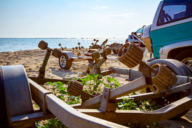 разгрузка небольших моторных лодок в морской воде - vehicle trailer nautical vessel towing yacht стоковые фото и изображения