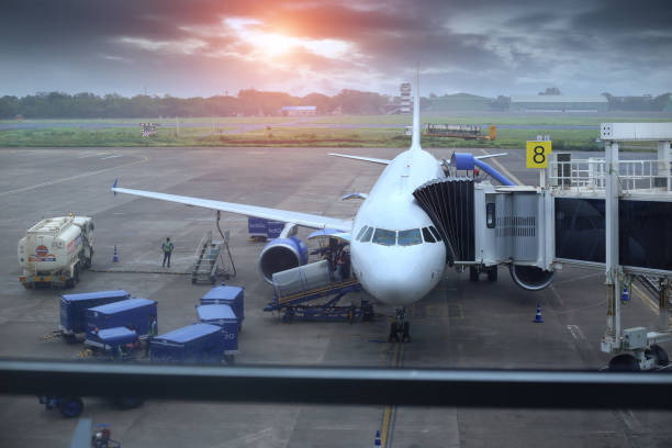 aereo passeggeri in piedi all'aeroporto di dabolim, goa, india - wing airplane window sunset foto e immagini stock