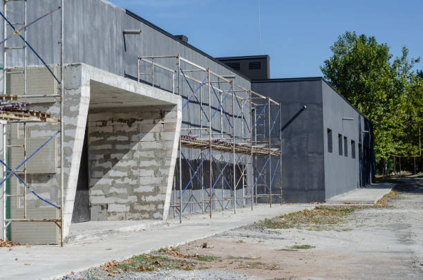 istock Scaffolding near a gray one-story building. 1276802419