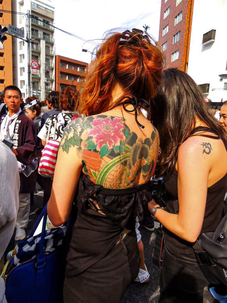 vista posteriore del corpo pieno tatuato del membro della banda yakuza che cammina per le strade di tokyo durante il festival di sanja matsuri - photography metal traditional culture full foto e immagini stock