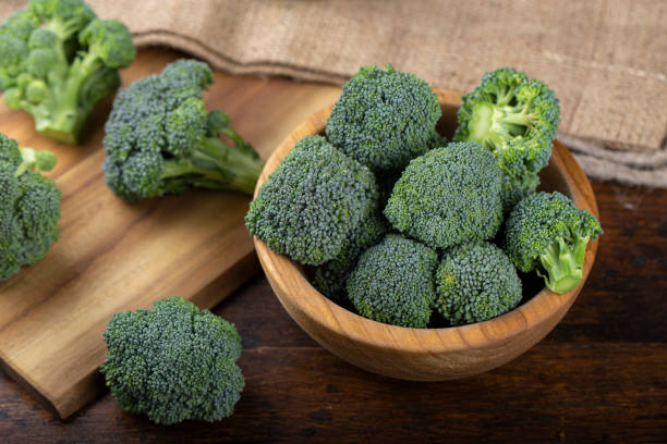 fresh broccoli with in bowl on wooden table close up. - cauliflower vegetable white isolated imagens e fotografias de stock