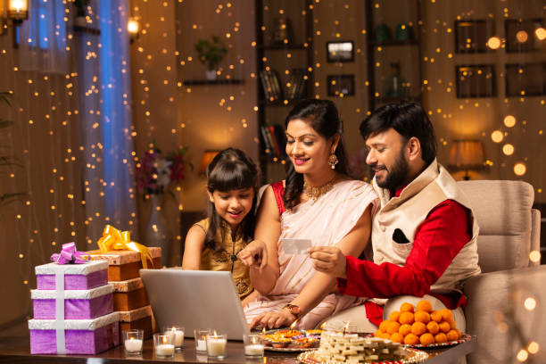 familia diwali celebrar - foto de stock - comida hindú fotos fotografías e imágenes de stock