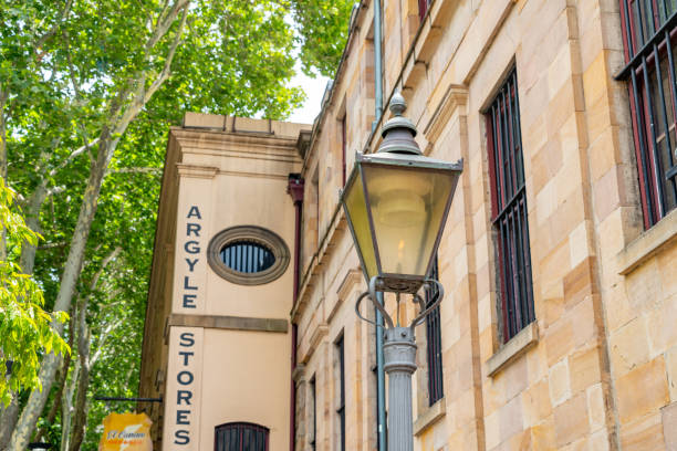 klassische gas-straßenlampenausrüstung auf der straße von the rocks, sydney, australien - sydney australia the rocks australia architectural styles stock-fotos und bilder