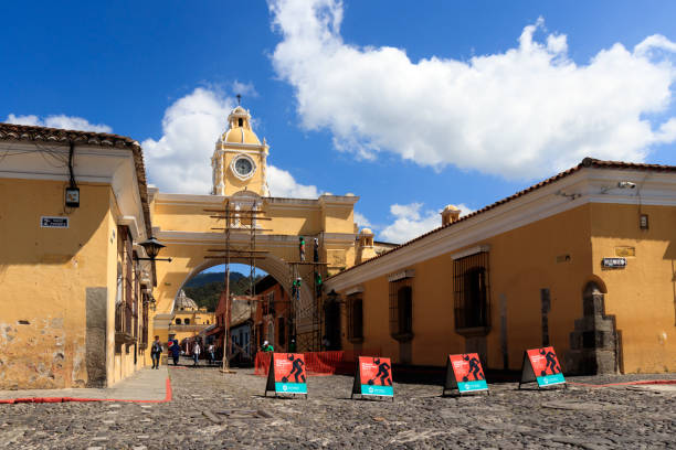 antígua guatemala, sacatepequez/guatemala - 22/09/2020 : arco de santa catalina em reforma com trabalhadores da construção civil - guatemala antigua central america color image - fotografias e filmes do acervo