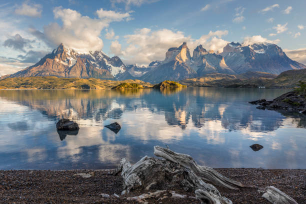 reflexo dos andes da patagônia ao nascer do sol - alpenglow sunrise sun scenics - fotografias e filmes do acervo