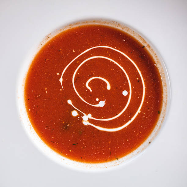 tomatensuppe auf holztisch - tomato soup red basil table stock-fotos und bilder