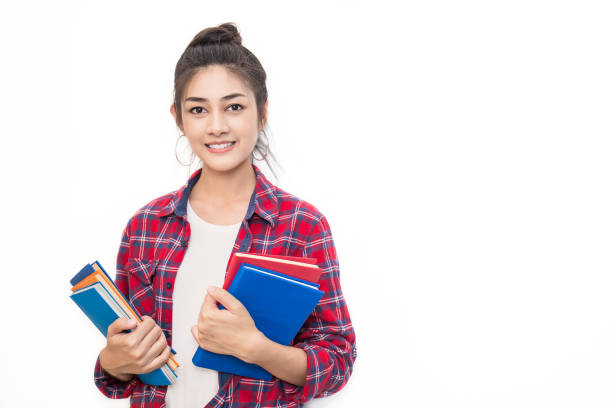 retrato de estudante asiática atraente (mulher) em pé segurando a leitura de um livro com espaço de cópia sobre fundo branco. conceito de preparação do exame de educação - japanese ethnicity women asian and indian ethnicities smiling - fotografias e filmes do acervo