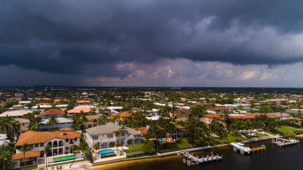 tormenta acercándose a hillsboro beach cerca de miami, florida. - florida weather urban scene dramatic sky fotografías e imágenes de stock