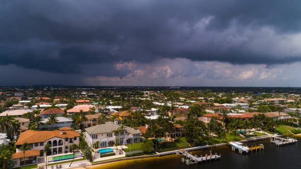 storm approaching the hillsboro beach near miami, florida. - florida weather urban scene dramatic sky imagens e fotografias de stock