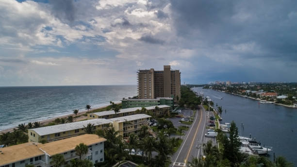 storm approaching the hillsboro beach near miami, florida. - florida weather urban scene dramatic sky imagens e fotografias de stock