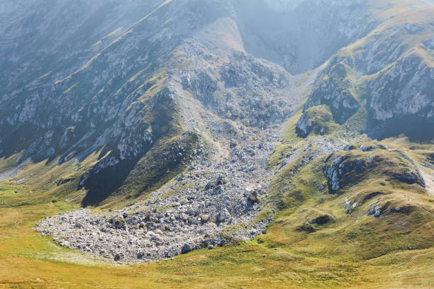 éboulis de pierre - les conséquences d’un glissement de terrain dans les montagnes - talus photos et images de collection