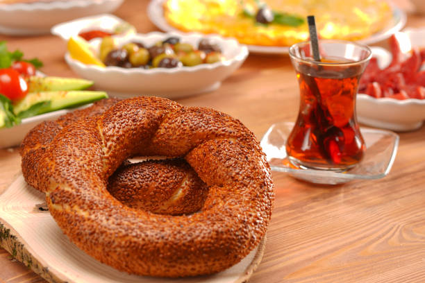 bagel turco con formaggio, pomodoro, pepe verde, basilico, tè - simit foto e immagini stock