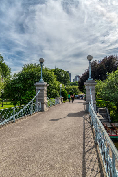 pont de jardin - boston formal garden bridge park photos et images de collection