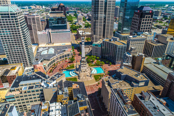 aerial view of indianapolis indiana soldiers and sailors monument circle - indianapolis skyline cityscape indiana imagens e fotografias de stock