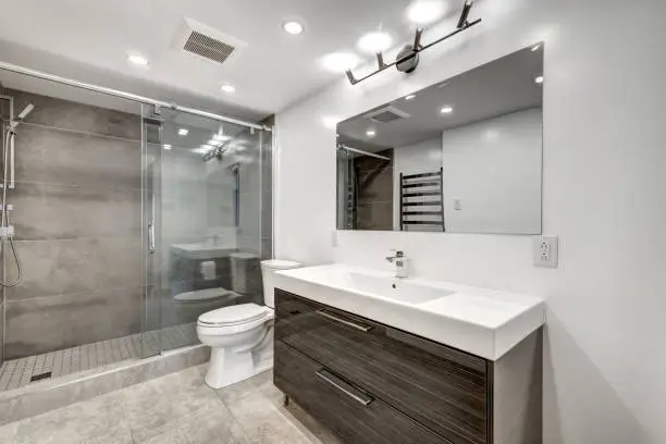 Beautiful renovated apartment in an apartment building with bathroom, new kitchen, new floors, balcony, all white painted