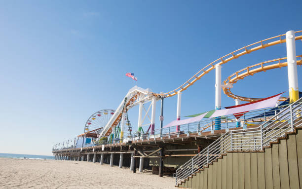 산타모니카 부두, 산타모니카, 캘리포니아 - santa monica ferris wheel amusement park rollercoaster 뉴스 사진 이미지